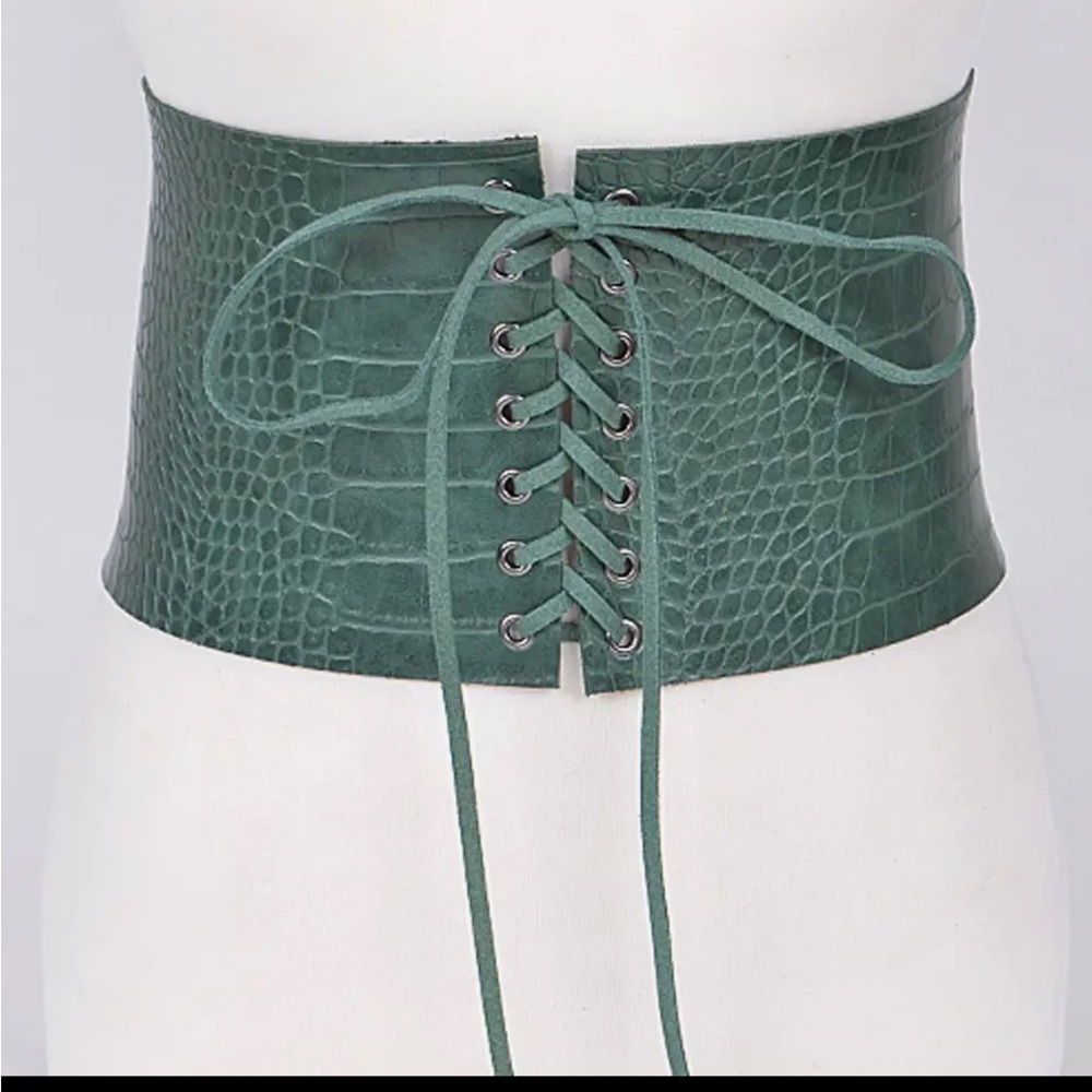 1212. Elegant Green Lace-Up Croc-Embossed Belt